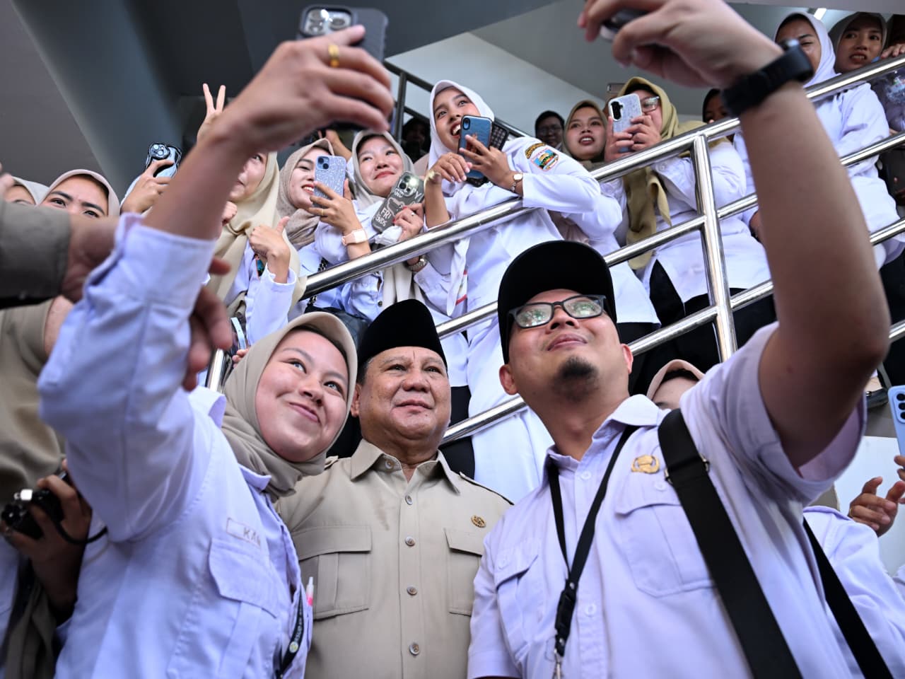 Meriah dan Penuh Kehangatan, Warga Pesisir Barat Sambut Kedatangan Presiden Prabowo
